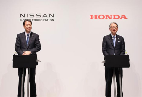 日産自動車の内田社長（左）とホンダの三部社長