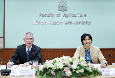 次世代材料開発室長の多田俊生氏（左）とコンケン大学 副学長のDr. Thidarut Boonmars氏